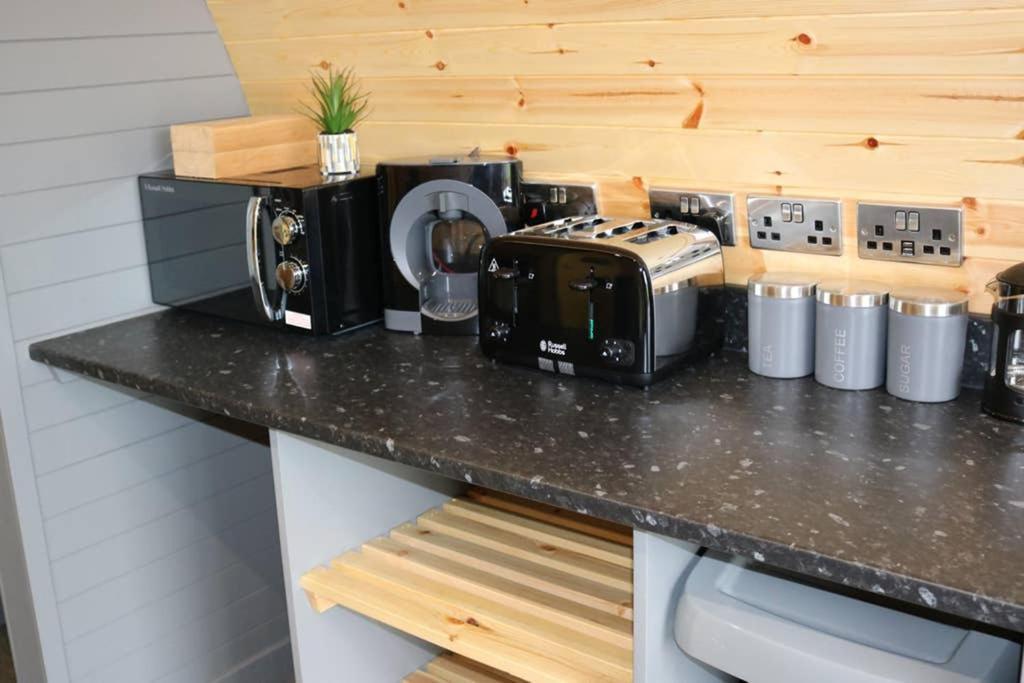 Villa Glampods Glamping Pod - Meet Highland Cows And Sheep Elgin Extérieur photo